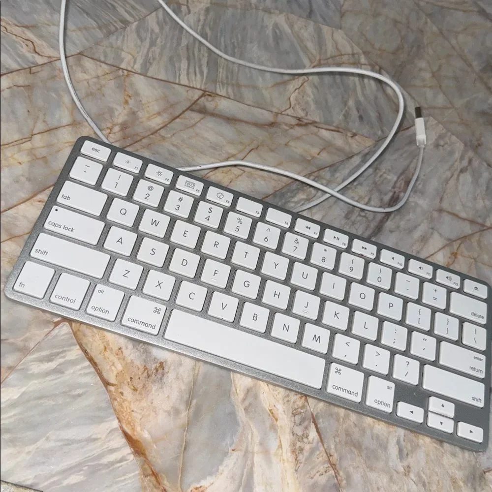 Apple White model A1242 wired USB keyboard Keyboard